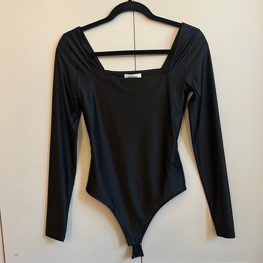 Babaton Satinette Squareneck Longsleeve Bodysuit
